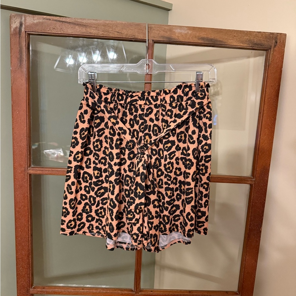 Simply Southern High-Waisted Leopard Print Flowy Stretch Shorts Size L-XL